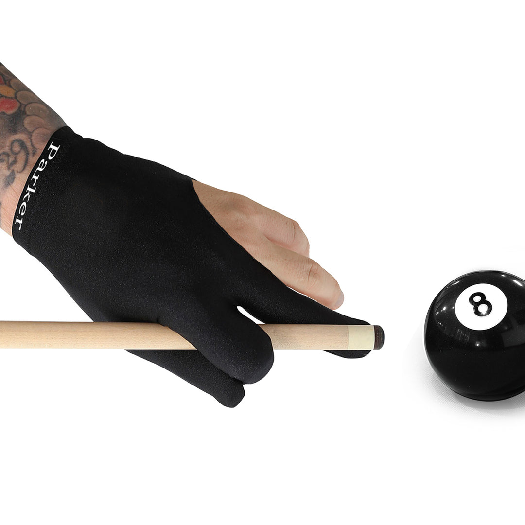 J. Parker Billardhandschuh Schwarz beim Billardspielen mit Queue und Billardkugel