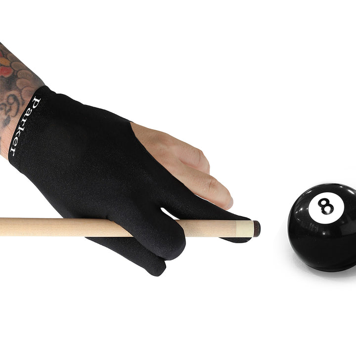 J. Parker Billardhandschuh Schwarz beim Billardspielen mit Queue und Billardkugel