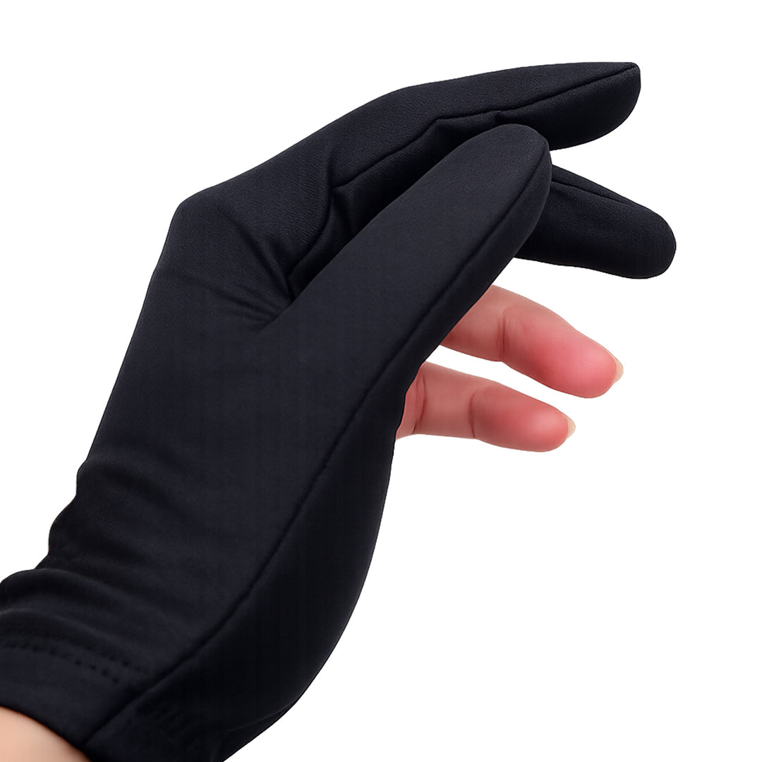 Schwarzer 3-Finger Billardhandschuh getragen – Ansicht der Handinnenseite