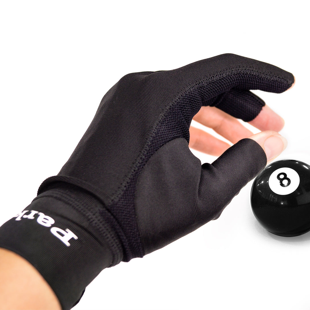 J. Parker Fingerless Billardhandschuh Schwarz getragen mit offenen Fingerspitzen