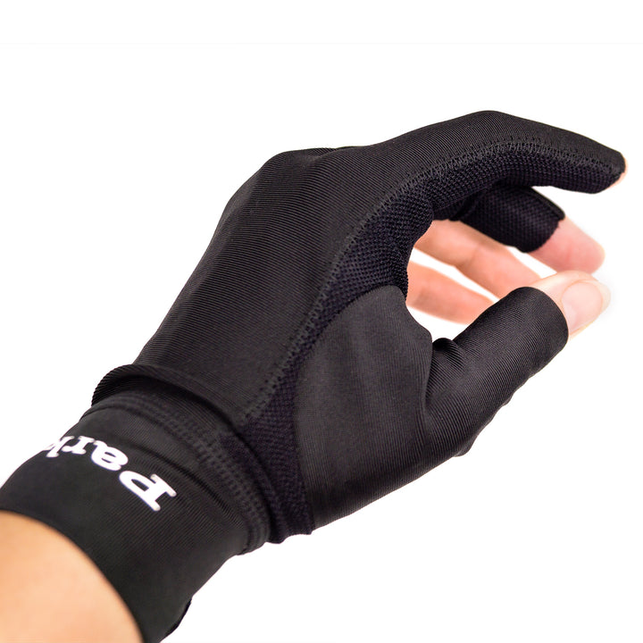 J. Parker Fingerless Billardhandschuh Schwarz getragen – Detailansicht mit Mesh-Einsatz