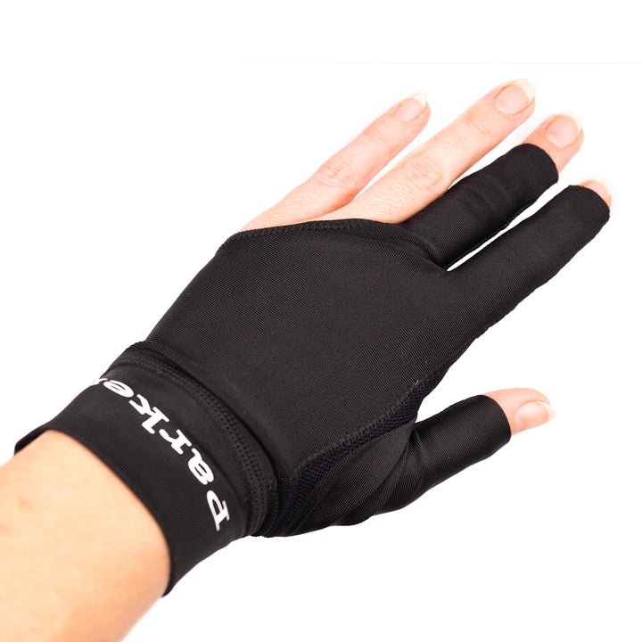 J. Parker Fingerless Billardhandschuh Schwarz getragen – Oberseite mit offenen Fingerspitzen