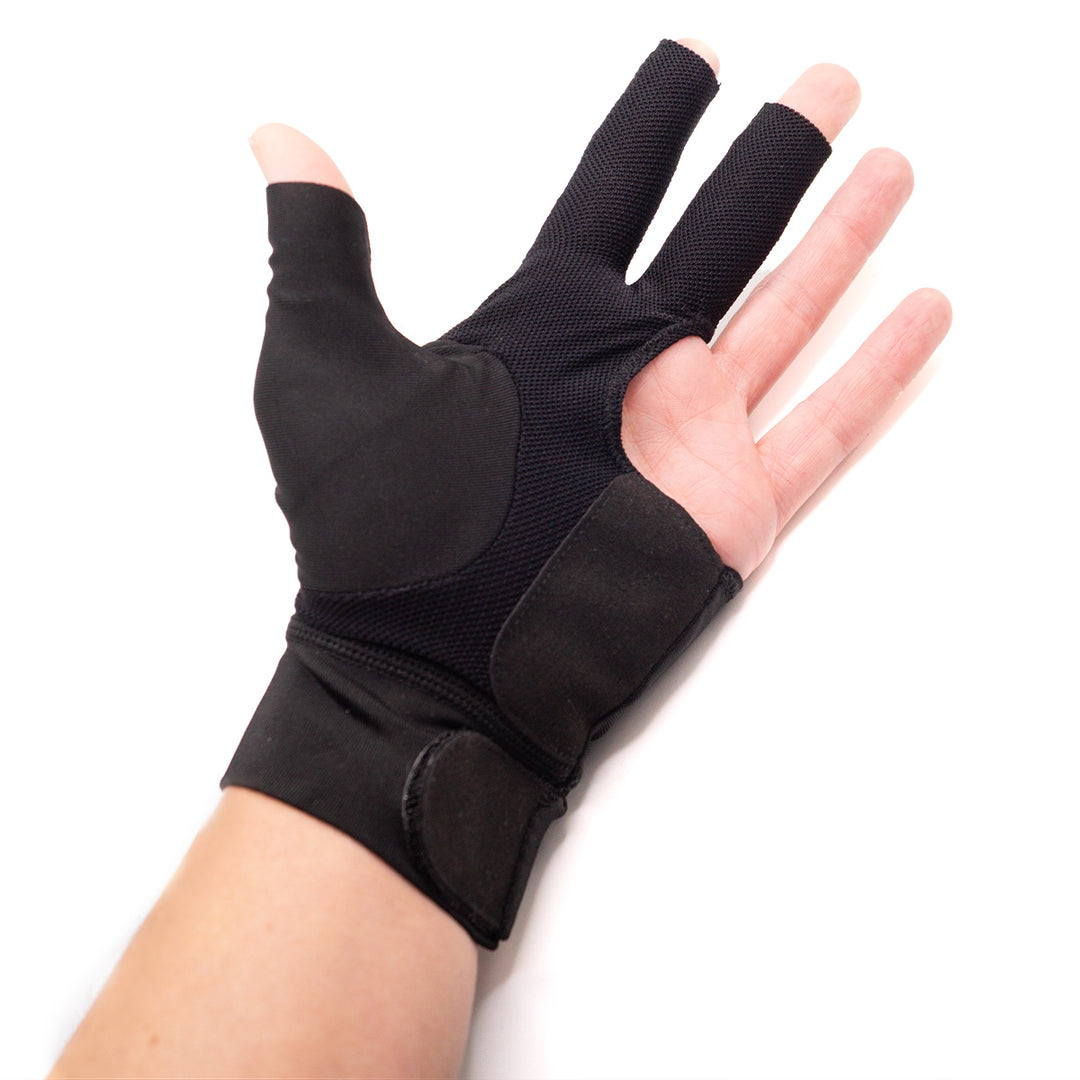Schwarzer J. Parker Billardhandschuh Fingerless getragen – Handinnenseite mit Anti-Rutsch-Pads
