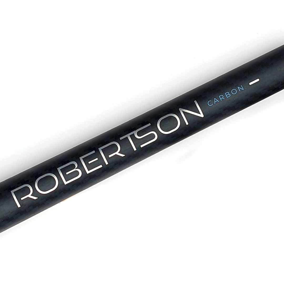 Robertson Carbon Black Diamond Poolqueue – Nahaufnahme des Robertson Schriftzugs auf dem Carbon-Unterteil