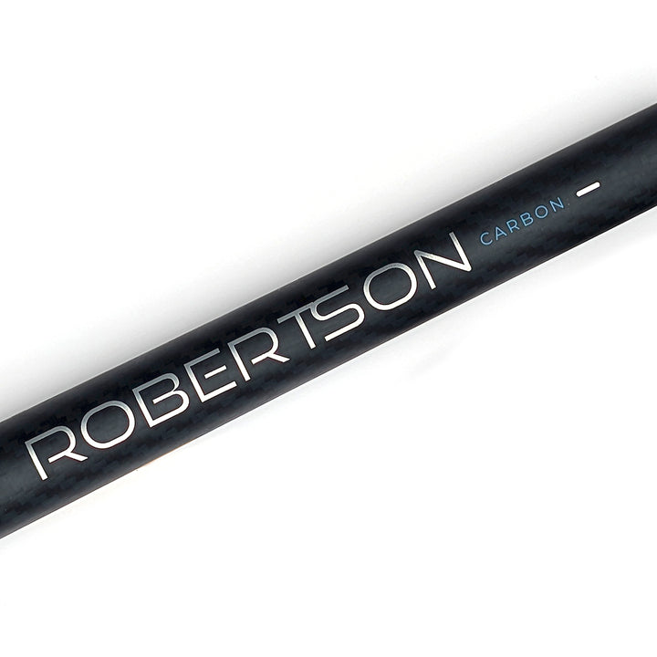 Robertson Carbon Black Diamond Poolqueue – Nahaufnahme des Robertson Schriftzugs auf dem Carbon-Unterteil